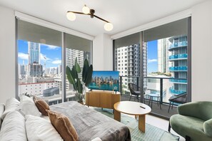 Apartamento, vistas a la ciudad | Zona de estar | Televisión de 50 pulgadas con canales por cable
