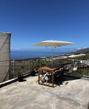 Outdoor dining - Holiday Home 'El Barril' with Sea View, Private Terrace and Wi-Fi (Santa Cruz de Tenerife)