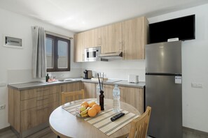 Réfrigérateur, micro-ondes, plaque de cuisson, cafetière/bouilloire
