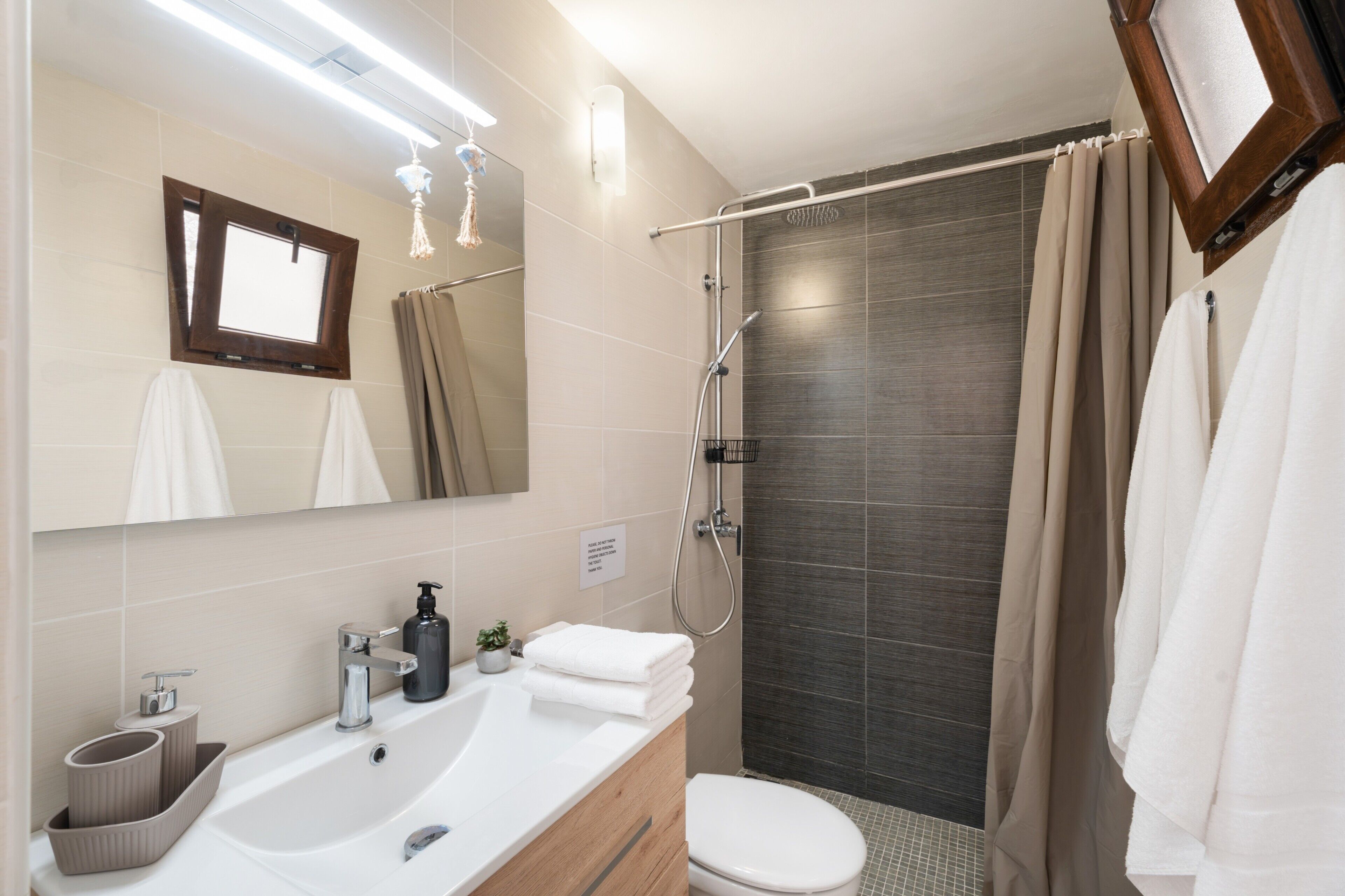 Een douche, een haardroger, handdoeken
