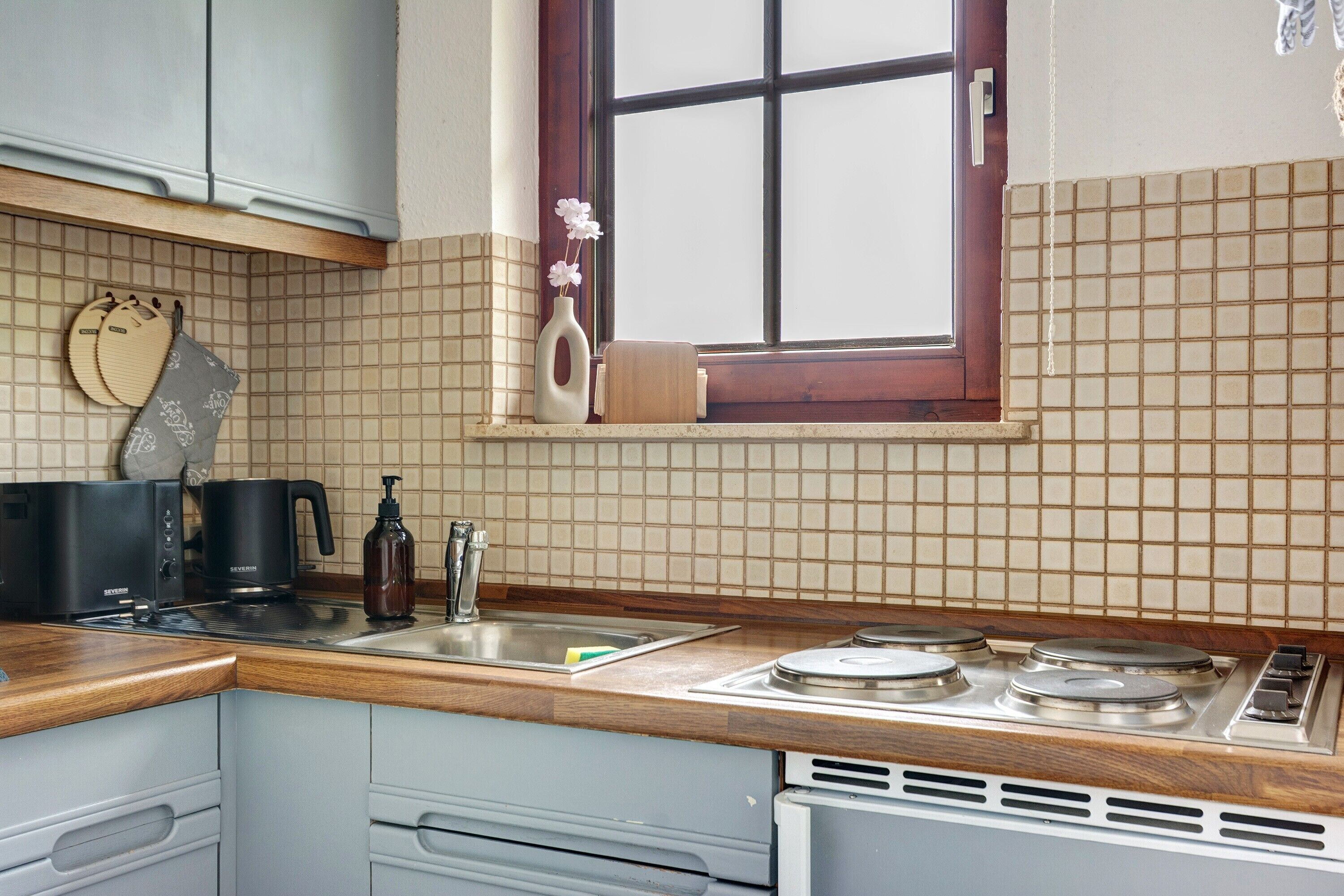 Frigorífico, placa de cocina, cafetera o tetera y hervidor eléctrico