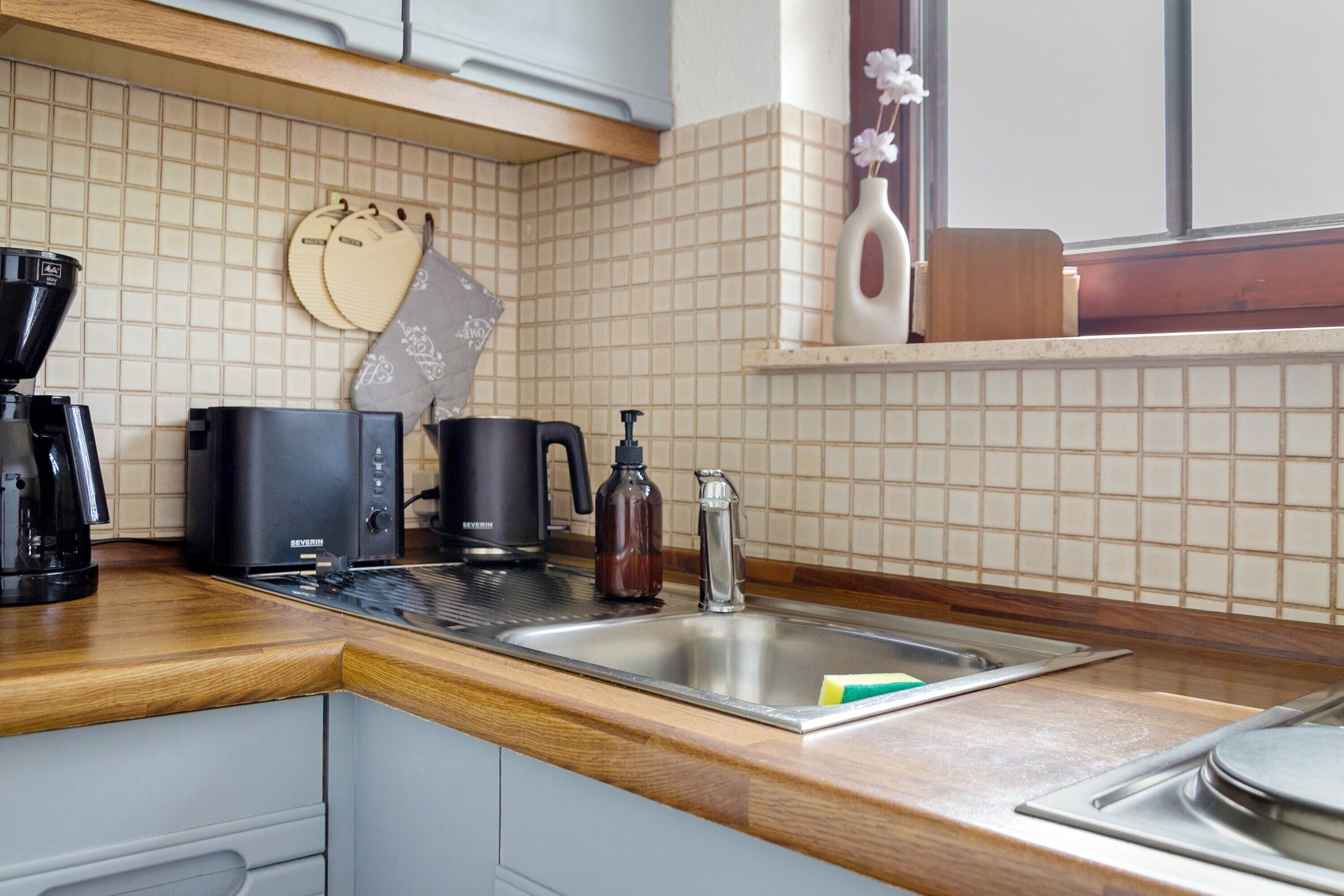 Kühlschrank, Herdplatte, Wasserkocher mit Kaffee-/Teezubehör