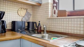KĂŒhlschrank, Herdplatte, Wasserkocher mit Kaffee-/Teezubehör