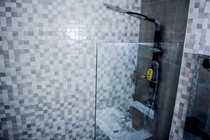 Secador de pelo, toallas, jabón, papel higiénico