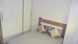 A bedroom with a bed, pillows, and a wardrobe. - Dream apartment tanger (Tanger)
