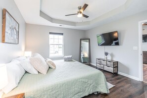 3 Schlafzimmer, Schreibtisch, Bügeleisen/Bügelbrett, Reisekinderbett