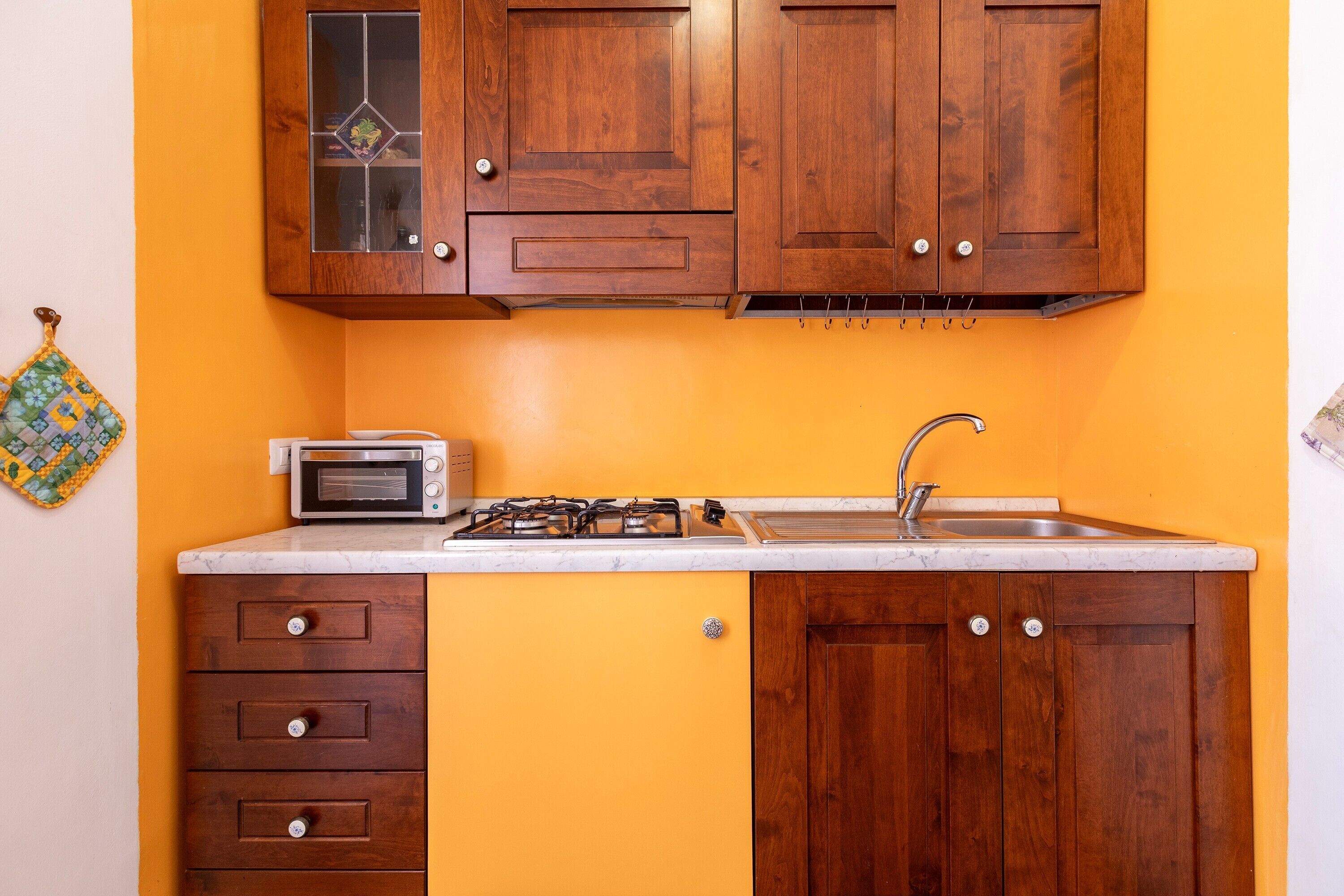 Refrigerador, utensilios de cocina y condimentos 