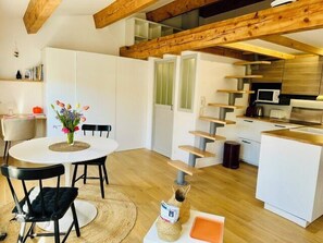 Dining - Studio with Lantern Tower view near beach (La Rochelle)