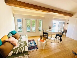 Living area - Studio with Lantern Tower view near beach (La Rochelle)
