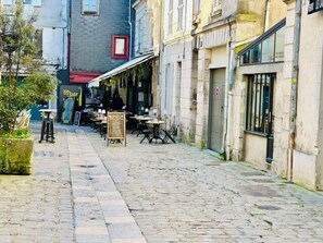Outdoor dining - Studio with Lantern Tower view near beach (La Rochelle)