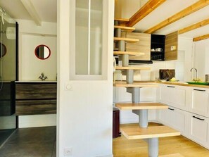 Fridge, microwave, coffee/tea maker, toaster - Studio with Lantern Tower view near beach (La Rochelle)