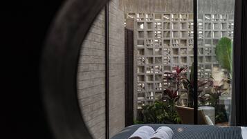 Suite Deluks, patio, pemandangan kebun | Seprai premium, tempat tidur Select Comfort, minibar, dan brankas