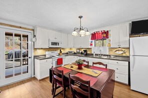 Private kitchen - Welcome to Water's Edge! Clanton, AL (Clanton)