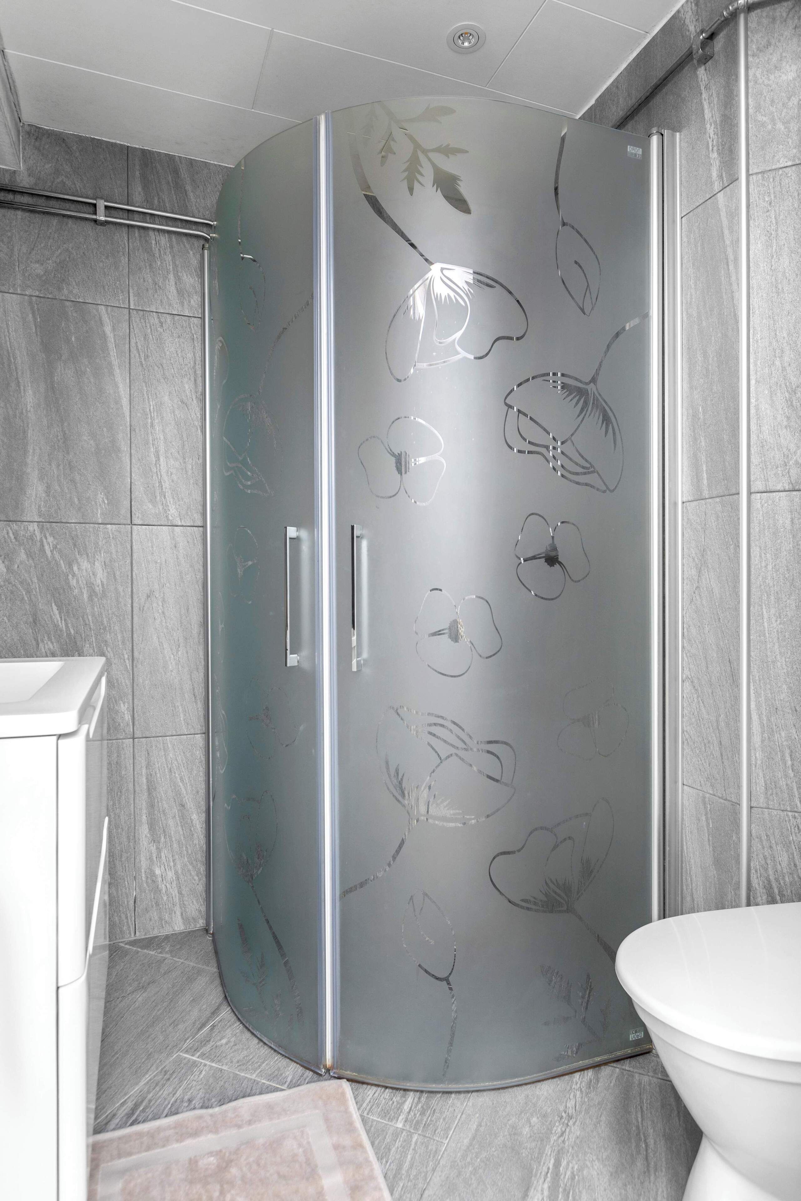 Shower, towels, shampoo