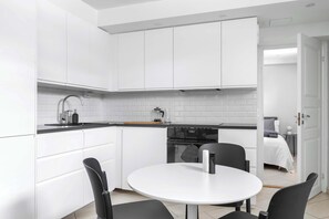 Fridge, microwave, oven, stovetop - 1BR Apartment, 20min to City, Self Check-in (Hägersten)