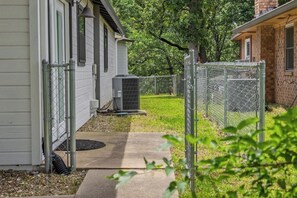 Property grounds - 3 bedroom Lake Fork Water Front boat Dock Near to public Boat ramp (Quitman)