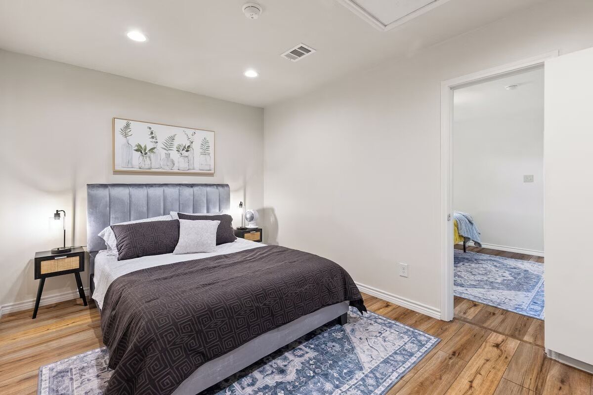 3 bedrooms, iron/ironing board, internet, bed sheets