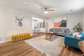 Living area - 3 bedroom Lake Fork Water Front boat Dock Near to public Boat ramp (Quitman)