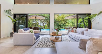 Stunning 4-bedroom villa with infinity pool, 15 min. from Dominical