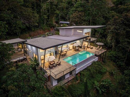 Stunning 4-bedroom villa with infinity pool, 15 min. from Dominical