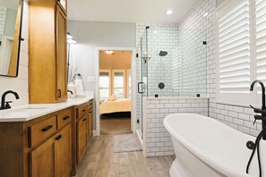 Hair dryer, towels, soap, shampoo - 4BR Frisco Escape / Pool + Theater / Sleeps 10 / Spacious (Frisco)