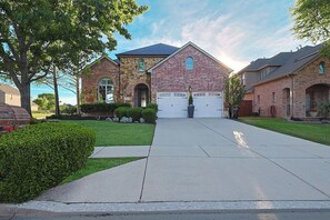 Exterior - 4BR Frisco Escape / Pool + Theater / Sleeps 10 / Spacious (Frisco)