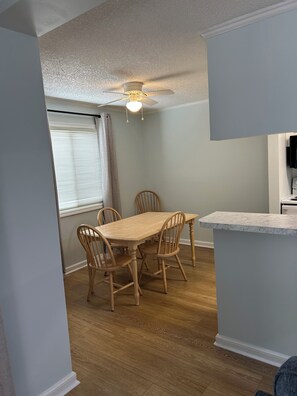 Dining - 2bed/2bath condo 2nd row beach access steps away (North Myrtle Beach)