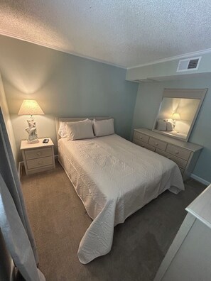 Room - 2bed/2bath condo 2nd row beach access steps away (North Myrtle Beach)