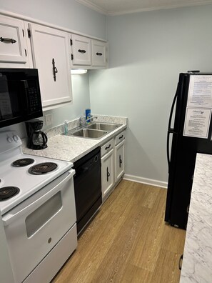 Private kitchen - 2bed/2bath condo 2nd row beach access steps away (North Myrtle Beach)