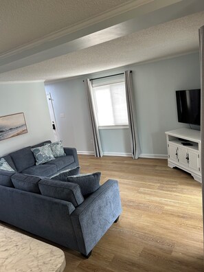 Living area - 2bed/2bath condo 2nd row beach access steps away (North Myrtle Beach)