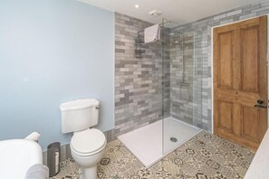 Hair dryer, towels, soap, toilet paper - Mulberry House Family and Dog Friendly (Amble)