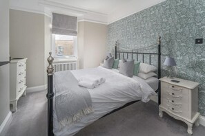 3 bedrooms, iron/ironing board, travel cot, free WiFi - Mulberry House Family and Dog Friendly (Amble)