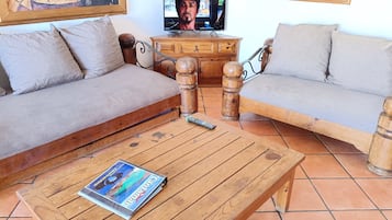 Standard Apartment, Beachside | Living area