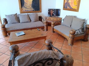 Apartamento standard, ao lado da praia | Área de estar