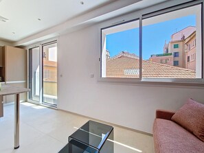 Living area - N&J - STUDIO SIENNE - Central Nice • AC • Walk to beach (Niza)