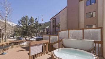 Tina de hidromasaje al aire libre