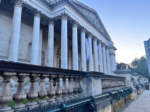 Un bâtiment de style classique, doté de colonnes et d’une balustrade.