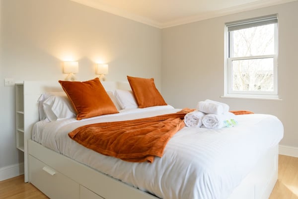 Cambridge 6-bedroom Riverside Home W/ Free Parking - Cambridge