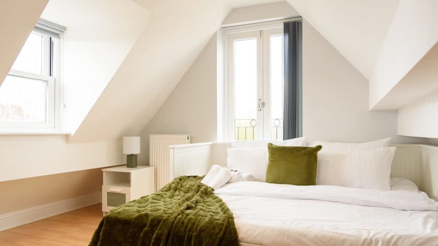 Riverside GEM 6BR With River View NR City Centre