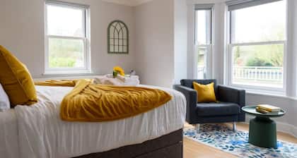 Riverside GEM 6BR With River View NR City Centre