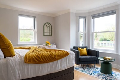 Riverside GEM 6BR With River View NR City Centre