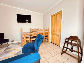 House, Smoking - 4 BR House 13 min Walk to Tattersalls Private Garden Parking (Newmarket)