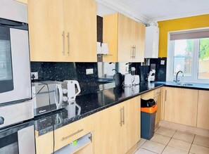 House, Smoking - 4 BR House 13 min Walk to Tattersalls Private Garden Parking (Newmarket)