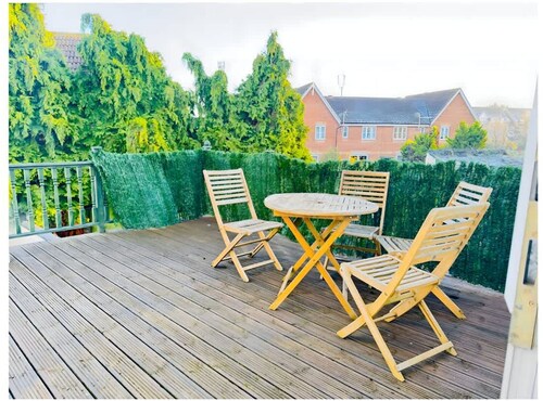 4 BR House 13 min Walk to Tattersalls Private Garden Parking