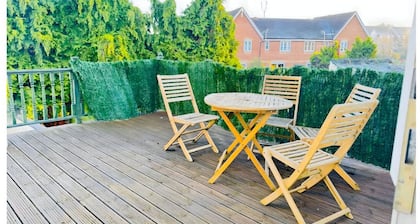 4 BR House 13 min Walk to Tattersalls Private Garden Parking