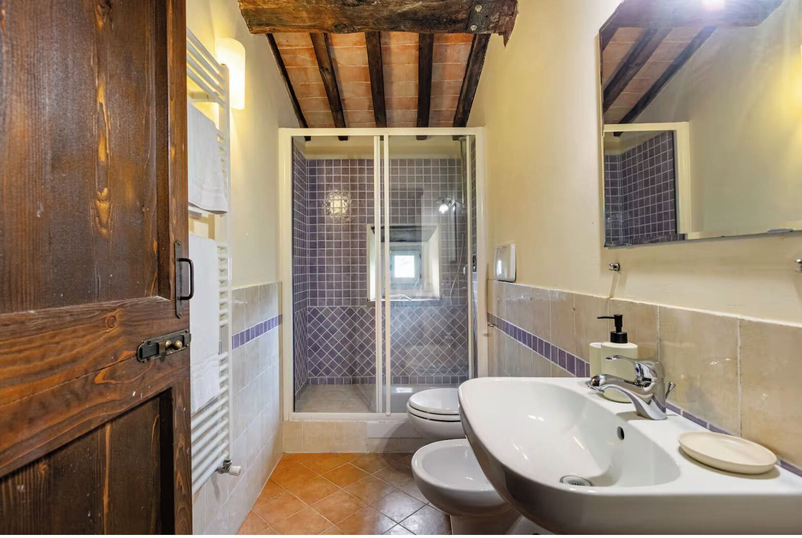 Haartrockner, Bidet, Handtücher, Seife