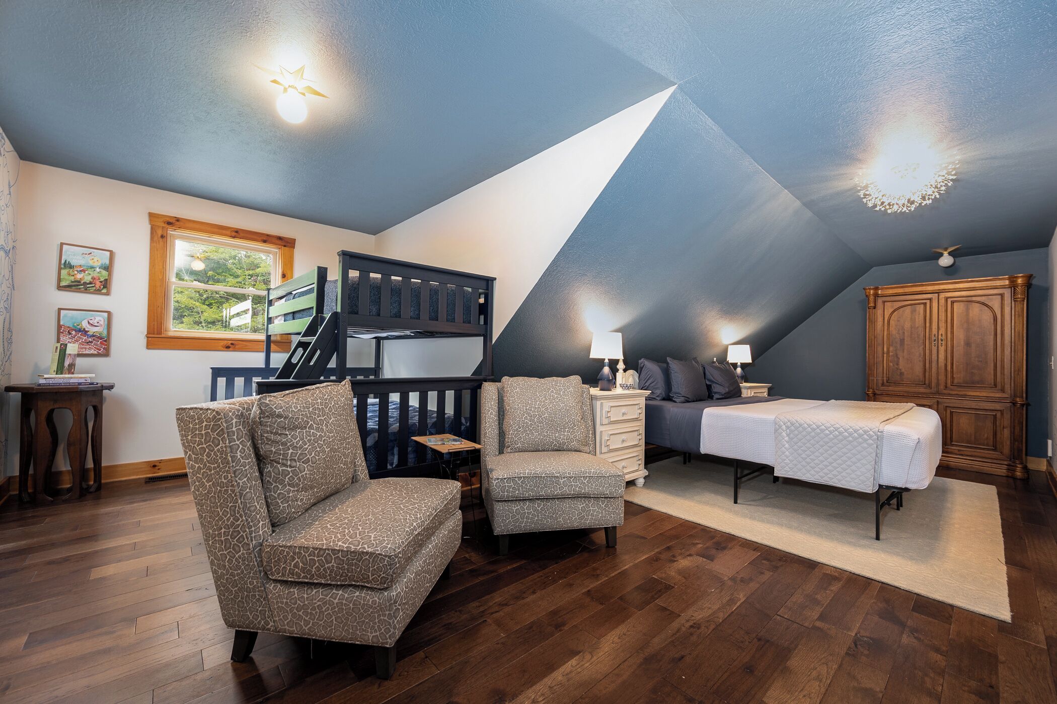 5 bedrooms, travel crib, free WiFi, bed sheets