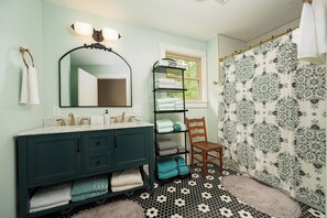 Interior - Hocking Hills - Family Fun-Pickleball-Hot Tub-Near Hiking Trails-Karaoke -Games (Logan)