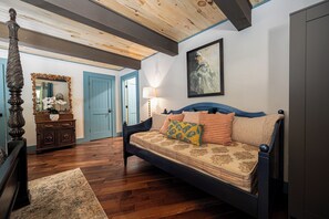 Smart TV, fireplace, books - Hocking Hills - Family Fun-Pickleball-Hot Tub-Near Hiking Trails-Karaoke -Games (Logan)