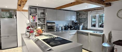 House, 4 Bedrooms, Terrace, Lake View | Interior